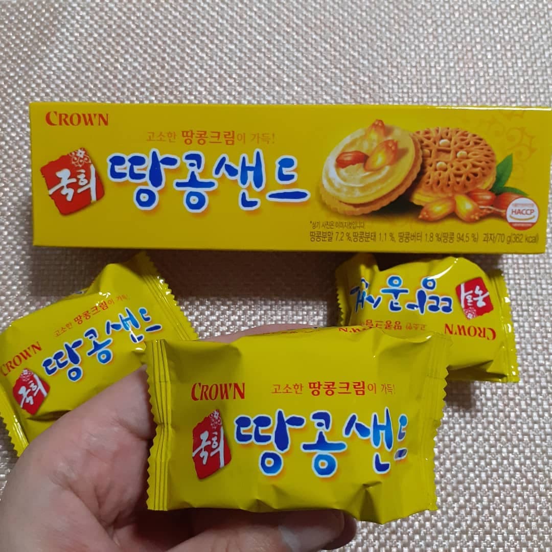 Galletas CROWN de mantequilla de maní: deliciosas pero con mucho empaque